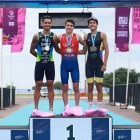 El joven triatleta ecuatoriano Thomas Chica (d), junto a los mejores del continente.