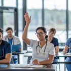 Estudiantes de medicina en laboratorio universitario, formándose en una de las carreras mejor pagadas en Ecuador en 2025.