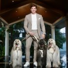 Chris junto a Victoria, Bella y Luna, galgos afganos que inspiran cada diseño de su marca B&V.