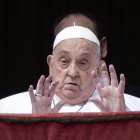 El Papa Francisco saluda desde el balcón principal de la Basílica de San Pedro para el mensaje y la bendición Urbi et Orbi.