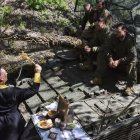 El capellán militar Serhiy celebra un servicio religioso cerca de un tanque y su tripulación durante la Pascua cerca del frente en la zona de Zaporizhzhia, Ucrania.