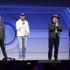 El director de cine Shawn Levy, el actor Ryan Gosling, el director creativo de Lucasfilm Dave Filoni y la presidenta Kathleen Kennedy asisten a la Star Wars Celebration Japan en Chiba, cerca de Tokio, Japón, el 18 de abril de 2025.