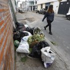Basura por doquier, es el panorama en Tumbaco, especialmente en el sector comercial.