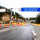 Viajeros cruzan el Puente Internacional de Rumichaca, en medio de la alerta por fiebre amarilla en Colombia.
