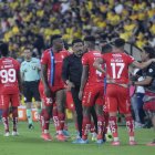 Omar Asad (c) da indicaciones a sus jugadores de El Nacional durante el partido contra Barcelona, disputado el viernes 18 de abril, que terminó en una derrota 1-0