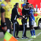 Jorge Célico (c) abraza a Washington Corozo en la victoria de Emelec sobre Deportivo Cuenca