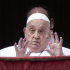 El papa Francisco durante su última aparición en el balcón de la basílica de San Pedro, donde dio la bendición Urbi et Orbi.