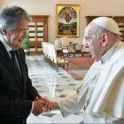 El expresidente Guillermo Lasso publicó esta y otras imágenes en su cuenta oficial de X, tras conocer del fallecimiento del papa Francisco.