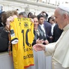 Una aficionada de Barcelona SC obsequió una camiseta del Ídolo al Papa Francisco en 2014