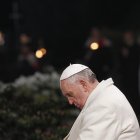 El Papa Francisco preside la celebración del Vía Crucis en el Coliseo el Viernes Santo en Roma, Italia