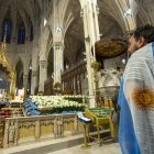 Una persona que lleva la bandera de Argentina mira una imagen del fallecido Papa Francisco dentro de la Catedral de San Patricio el día de su fallecimiento en Nueva York, Nueva York, EE. UU., el 21 de abril de 2025.