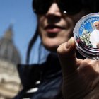 Fieles en la Plaza de San Pedro tras la muerte del Papa Francisco, Ciudad del Vaticano, el 21 de abril de 2025.