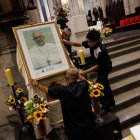 Personas acomodan un retrato del papa Francisco antes de una misa misa en honor este lunes, en la Catedral Metropolitana de la Sé, en el centro de la ciudad de São Paulo (Brasil).