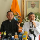 El arzobispo de Guayaquil, el cardenal Luis Cabrera (d), habla en una rueda de prensa tras el fallecimiento del papa Francisco este lunes 21 de abril de 2025, en Guayaquil (Ecuador).