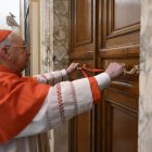 El camarlengo del Colegio Cardenalicio Kevin Farrell sella la habitación del Papa Francisco este lunes 21 de abril de 2025 en Santa Marta.