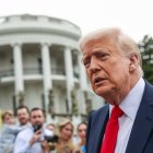 El presidente de Estados Unidos, Donald Trump, habla con los periodistas durante el desfile de huevos de Pascua de 2025 en el jardín sur de la Casa Blanca en Washington, DC, EE. UU., el 21 de abril de 2025.