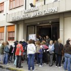 Fieles saliendo de una misa en la parroquia San Francisco Javier en Flores, Buenos Aires (Argentina).
