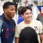 Gonzalo Plata compartió con los hinchas a su arribo a Quito.