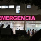 Exteriores. Las personas que acompañan a familiares aseguran que los delincuentes llegan y piden ser atendidos primero, por encima de quienes esperan.