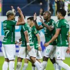 Anangonó (# 11) celebrando uno de los 7 tantos que anotó mientras estuvo en Marathón.