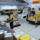 Paquetería. Una persona trabaja en la bodega de la empresa de DHL que queda en la ciudad de Guayaquil.