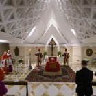 El Vaticano difundió imágenes del cuerpo del papa Francisco en su féretro.