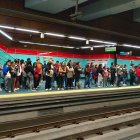 Una gran cantidad de personas se acumuló en la estación Alameda a la espera del arribo de una unidad.
