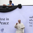 Una cinta negra acompaña la estatua del difunto papa Francisco durante una ceremonia de homenaje a los fieles católicos en el Hospital Saint Louis, el pontífice visitó en 2019, en Bangkok, Tailandia.