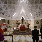 El cardenal Kevin Joseph Farrell junto al cuerpo del papa Francisco durante el ritual de confirmación de la muerte del pontífice en la capilla de Santa Marta en la Ciudad del Vaticano, el 21 de abril de 2025