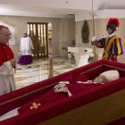 El Vaticano difundió este martes las primeras imágenes del papa Francisco, fallecido este lunes a los 88 años, en el féretro de madera en la capilla de la que fue su residencia, la Casa Santa Marta.