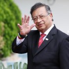 El presidente de Colombia, Gustavo Petro, saluda a su llegada a la IX Cumbre de la Comunidad de Estados Latinoamericanos y Caribeños (Celac), en Tegucigalpa (Honduras), el 9 de abril de 2025.