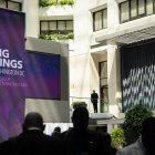 Visitantes y personal asisten a las reuniones de primavera del FMI y el Banco Mundial de 2025, en la sede del FMI en Washington.