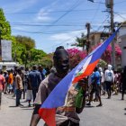 Personas participan el 2 de abril de 2025 en una manifestación en la que exigen a las autoridades medidas para hacer frente a la creciente ola de violencia en Puerto Príncipe (Haití).