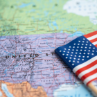 Más de 22,000 afganos y cameruneses perderán su permiso de trabajo tras la revocatoria del TPS, enfrentando un futuro incierto en EE. UU.