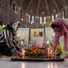 Fieles rinden homenaje junto a un retrato del difunto papa Francisco en la Iglesia Catedral de la Resurrección en Lahore, Pakistán, el 22 de abril de 2025.