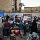 Refugiados sudaneses se reúnen en El Cairo en un punto de encuentro para los autobuses organizados para su retorno voluntario de Egipto a Sudán, el 12 de abril de 2025.