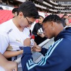 Gonzalo Plata firmó autógrafos a los hinchas presentes en el estadio Rodrigo Paz.