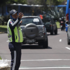 Un agente de tránsito en una zona del norte de Quito. Hay alrededor de 1.800 agentes civiles de tránsito.