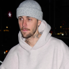 Justin Bieber fue captado en Coachella 2025 con un comportamiento que preocupa a sus seguidores en redes sociales.