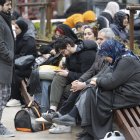 Personas con sus pertenencias sentadas en un parque tras un potente terremoto en Estambul, Turquía, este miércoles 23 de abril de 2025.