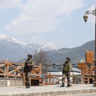 Soldados paramilitares indios custodian la ciudad de Pahalgam, en la Cachemira administrada por la India, el 23 de abril de 2025.