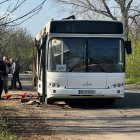 Un autobús dañado tras un ataque con drones en la localidad de Marhanets, región de Dnipropetrovsk, en el marco de la invasión rusa de Ucrania, el 23 de abril de 2025.