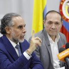Los ministros colombianos de Interior Armando Bendetti (i) y de Trabajo Antonio Sanguino hablan en la presentación de las preguntas que serán incluidas en la consulta popular, este martes en Bogotá (Colombia).