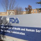 Foto de archivo que muestra un cartel de la Administración de Alimentos y Medicamentos de Estados Unidos (FDA, por sus siglas en inglés).