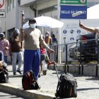 Personas ofrecen sus servicios en las calles, ante la falta de empleo.