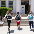 La nueva normativa en Ecuador prohíbe grabar a los estudiantes sin el consentimiento de sus representantes legales, protegiendo su privacidad.