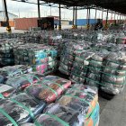 En el Puerto de Guayaquil las autoridades descubren un contrabando de ropa usada.