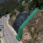 El fuerte temporal afectó la av. de los Conquistadores. Con geomembrana se protegen los taludes.