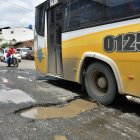 Baches. Uno de los reclamos que más resuena en Durán está ligado al estado en el que se encuentran las calles: minadas, con huecos por doquier y enormes. La mayoría, denuncian, llevan más de seis meses a la vista de todos.