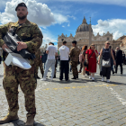Un soldado del Ejército con un sistema antidrones en los alrededores de la plaza San Pedro del Vaticano, en el segundo de los tres días que la Basílica permanece abierta para que los fieles den el último adiós al papa Francisco.